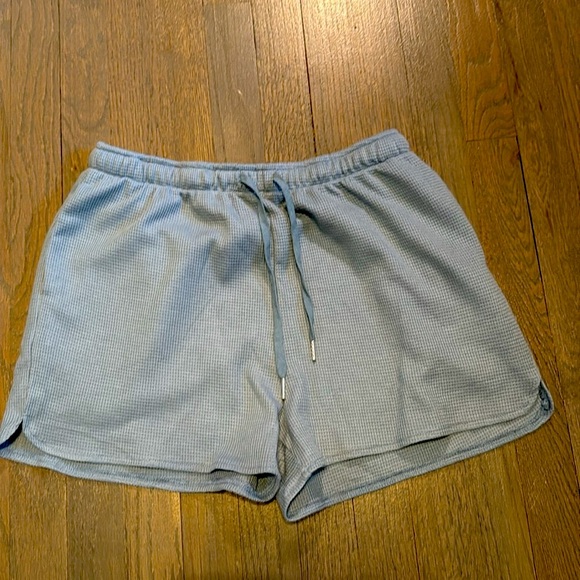 Women’s shorts and top Set size medium - Picture 4 of 5